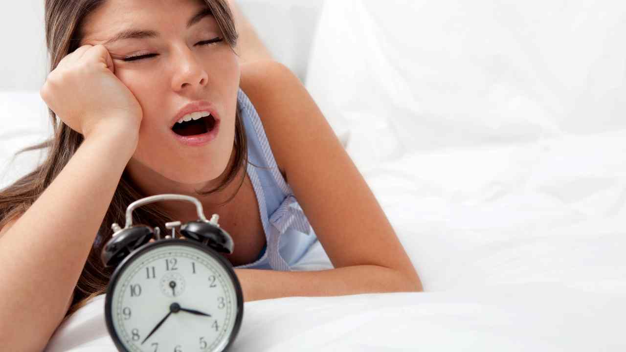 You are currently viewing 10 Tips to Keep Your Face Fresh After a Sleepless Night