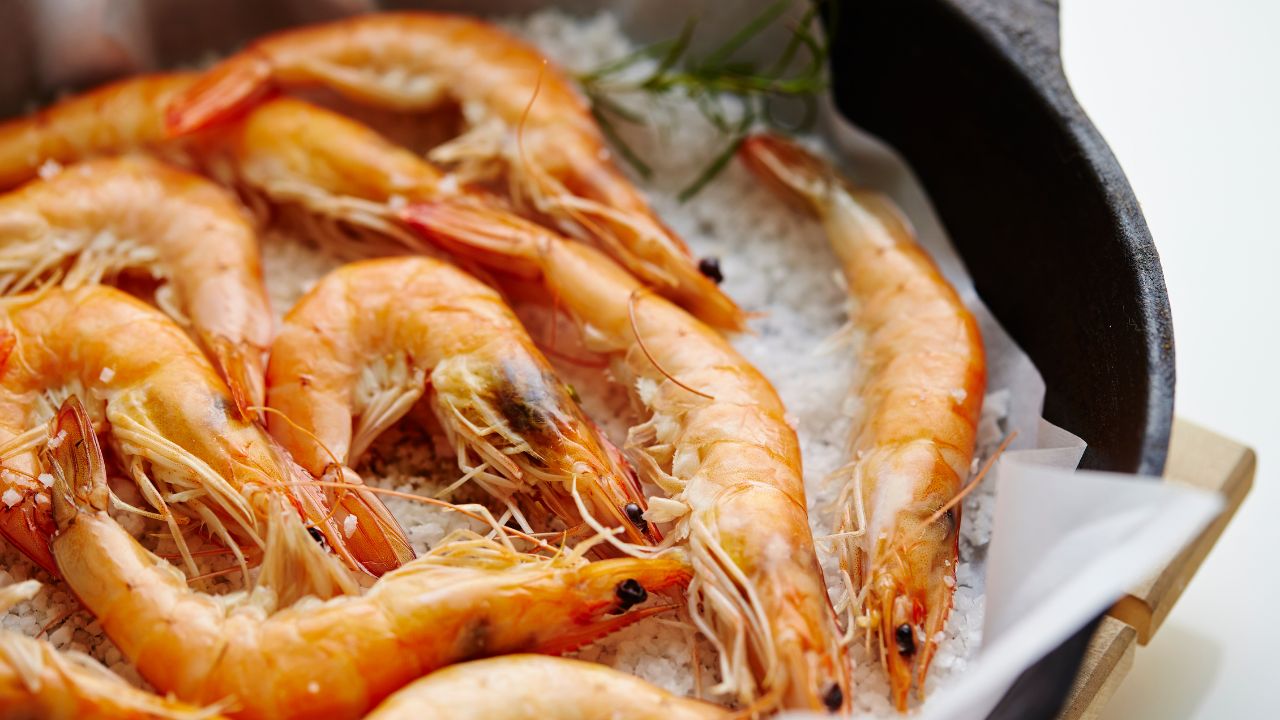 Read more about the article Seaside Delight: How to Prepare Old Bay-Seasoned Steamed Shrimp